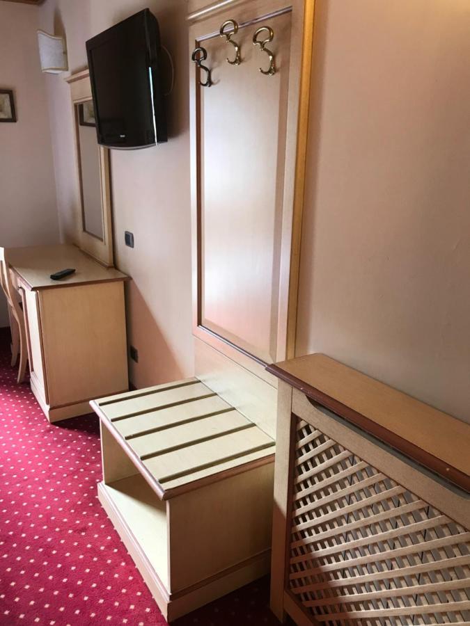 Hotel Bellavista ปอนเตดีเลโญ ภายนอก รูปภาพ