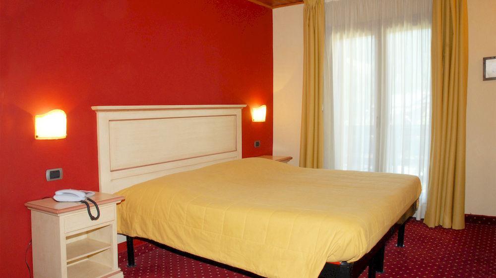 Hotel Bellavista ปอนเตดีเลโญ ภายนอก รูปภาพ