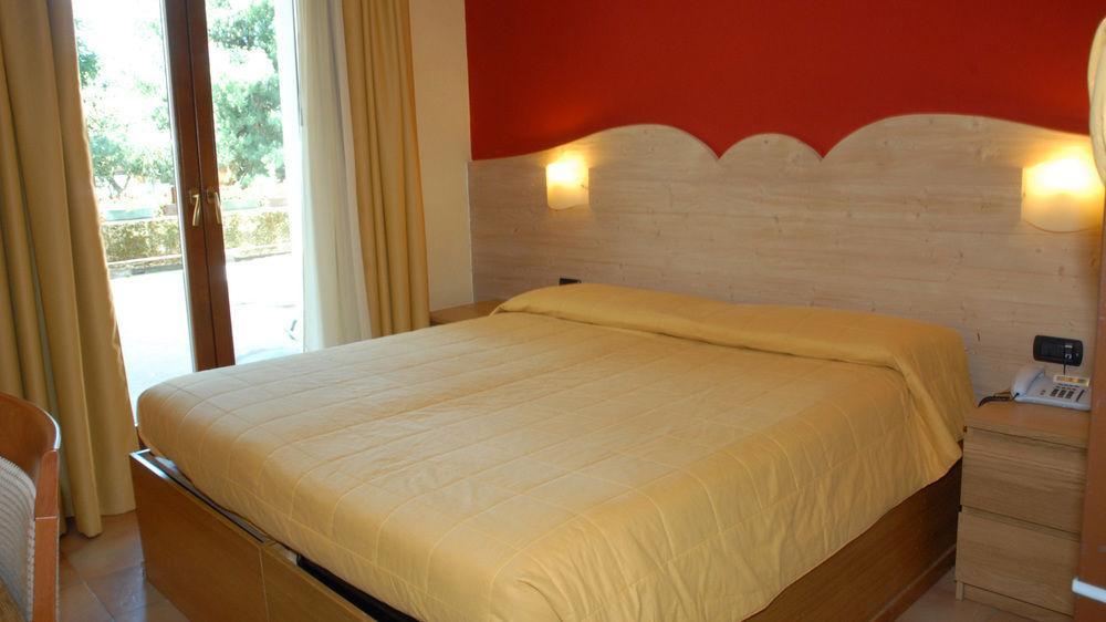 Hotel Bellavista ปอนเตดีเลโญ ภายนอก รูปภาพ