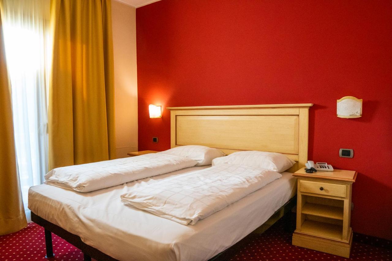 Hotel Bellavista ปอนเตดีเลโญ ภายนอก รูปภาพ
